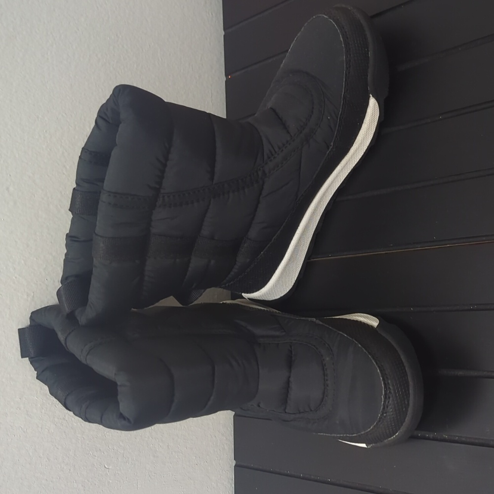 Snow boots, size 13, used, looks brand new